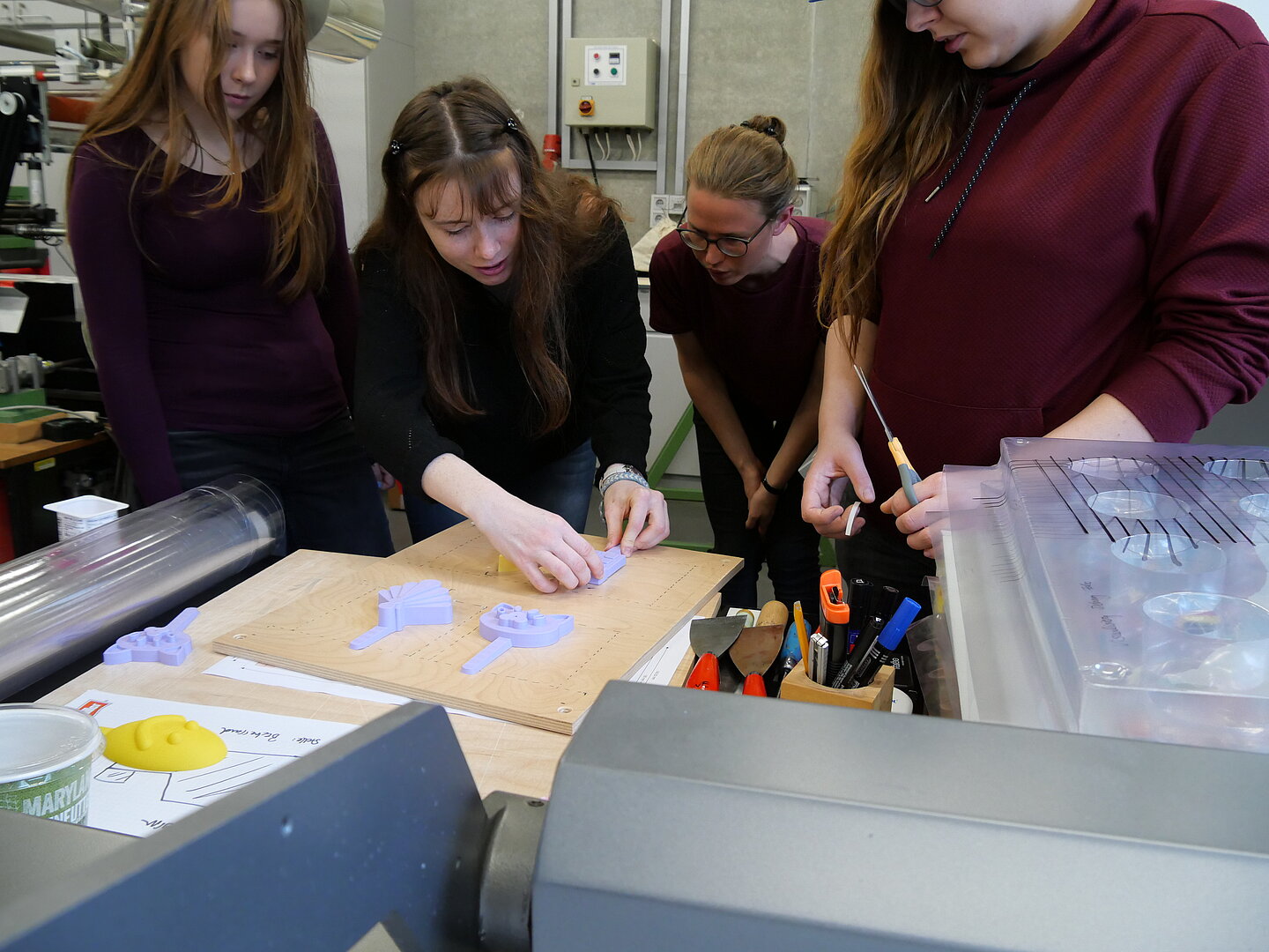 Praktischer Versuch im Modul >Makers Lab< während der Ferienhochschule Schülerinnen sammeln praktische Erfahrungen bei dem Modul >Makers Lab< während der Ferienhochschule.