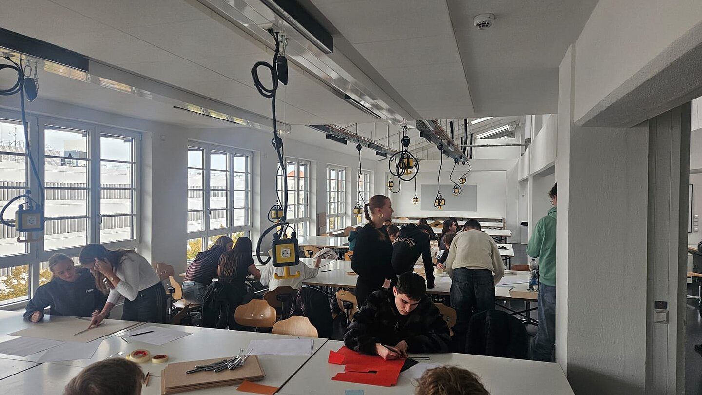 Blick ins Atelier der Architektur an der HTWK Leipzig Während der Ferienhochschule wurde in einem Atelier des Studiengangs Architektur gearbeitet.