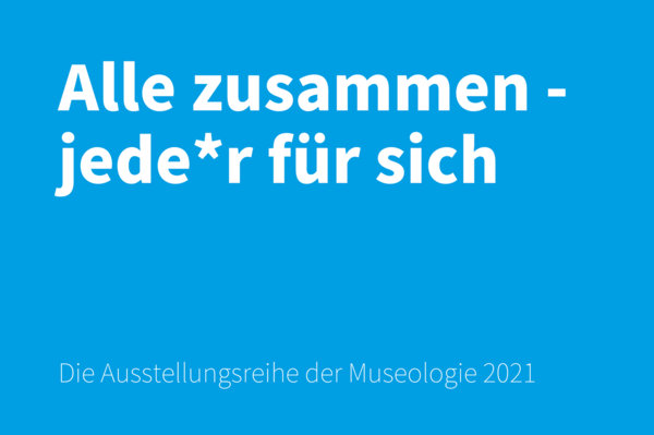 Die neue Ausstellungsreihe der Museologie weißer Text auf hellblauem Hintergrund, Ausstellungstitel: Alles zusammen - jede und jeder für sich