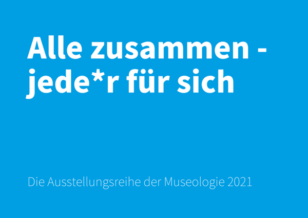 weißer Text auf hellblauem Hintergrund, Ausstellungstitel: Alles zusammen - jede und jeder für sich