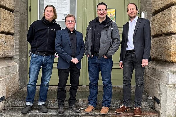 Gruppenbild des ASI-Laborteams der HTWK Leipzig mit Prüfer der internationalen ASI-Vereinigung vor dem Wiener-Bau