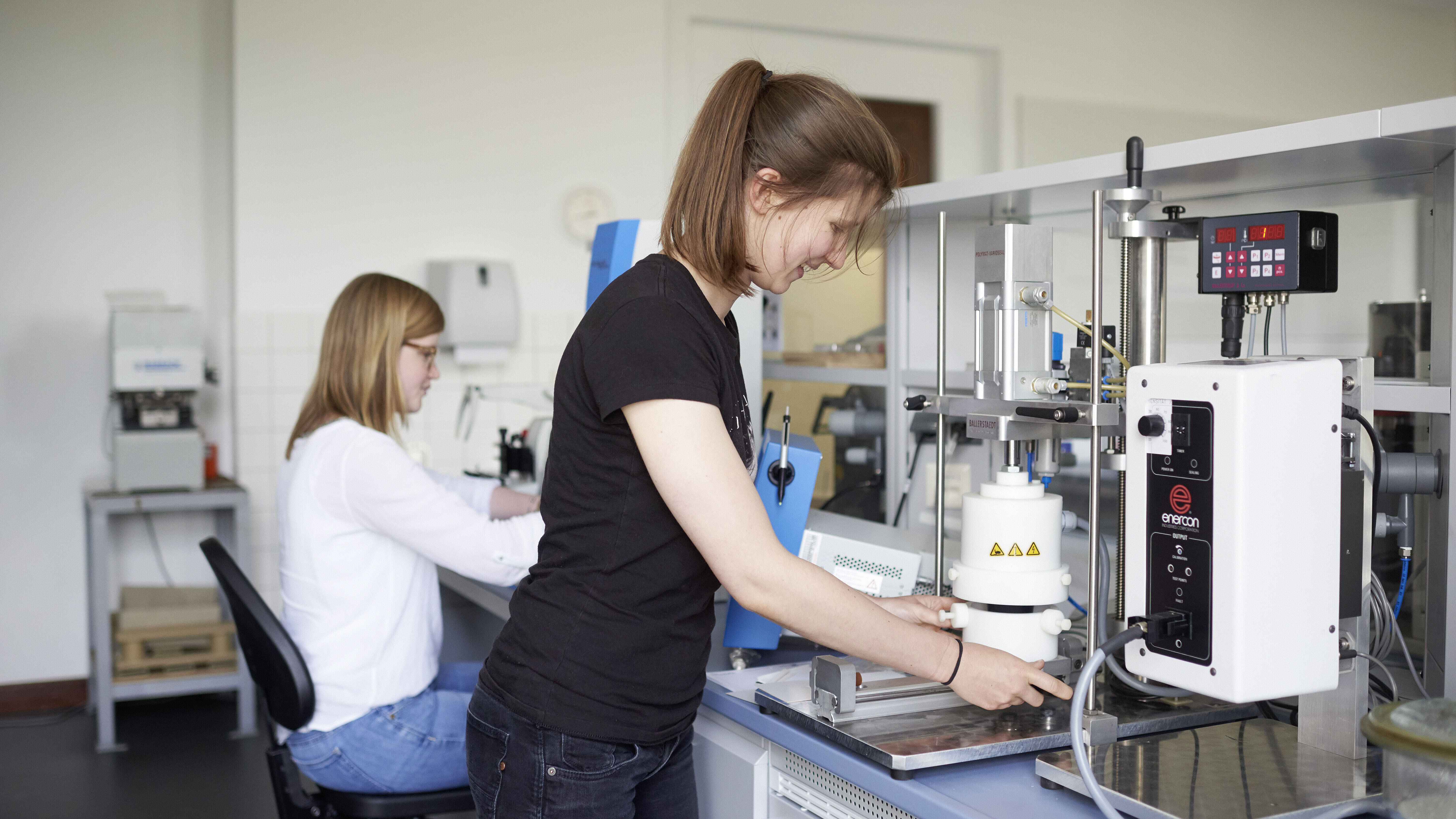 Zwei Studentinnen im Verpackungslabor arbeiten mit Geräten.