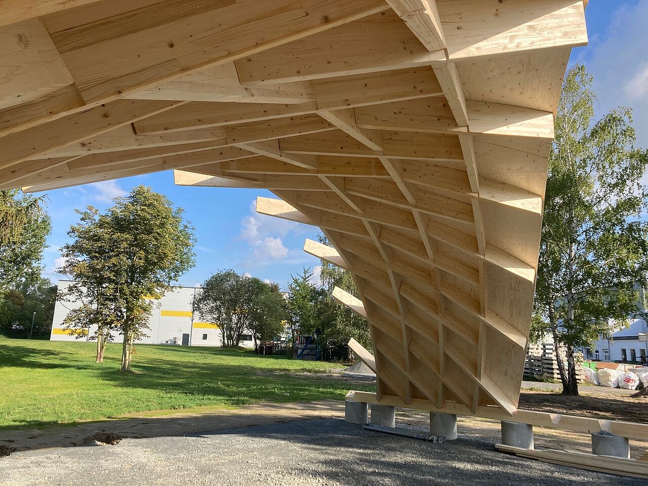 Dachkonstruktion aus Holz mit Rippen