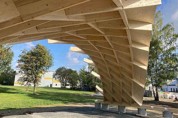 Dachkonstruktion aus Holz mit Rippen