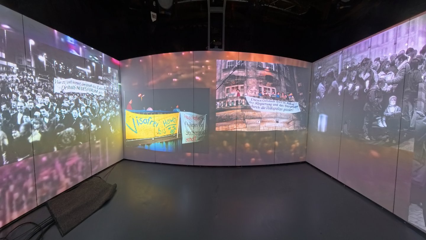 Studio mit 3D-Projektion einer politischen Demonstration.