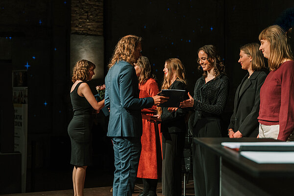Überreichung der Urkunden, Foto: Johann Krieg