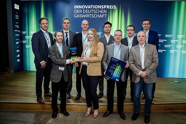 Das Projektteam des Wasserstoffdorfs Bitterfeld-Wolfen nahm den Innovationspreis am 12. Oktober 2022 in Berlin entgegen.