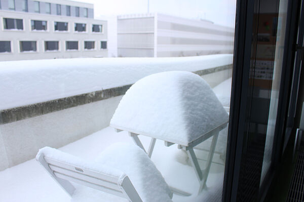 Blick von der Hochschulbibliothek mit verschneitem Balkon