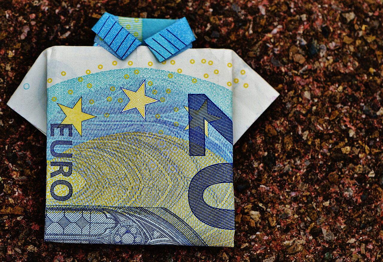 Zwanzig-Euro-Schein als Hemd gefaltet