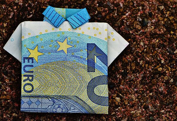 Zwanzig-Euro-Schein als Hemd gefaltet