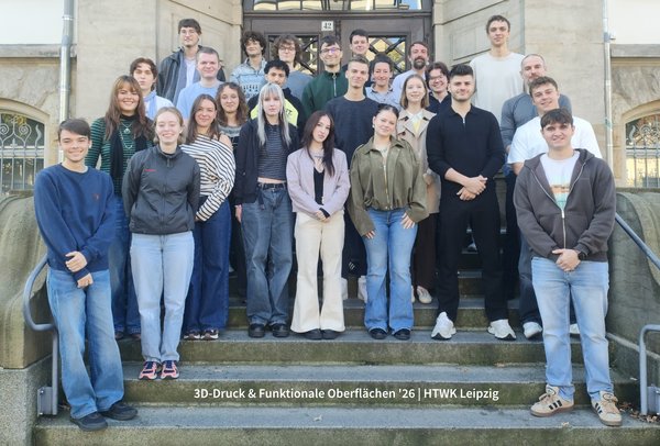 Gruppenfoto der ersten Studierenden des neuen Bachelorstudiengangs 3D-Druck und Funktionale Oberflächen gemeinsam mit Professor Ingo Reinhold (hintere Reihe: 2. v. r.) und Katharina Roeber (hintere Reihe: 3. v. r.) . (Foto: Katharina Roeber) Gruppenfoto der ersten Studierenden des neuen Bachelorstudiengangs 3D-Druck und Funktionale Oberflächen gemeinsam mit Professor Ingo Reinhold (hintere Reihe: 2. v. r.) und Katharina Roeber (hintere Reihe: 3. v. r.) . (Foto: Katharina Roeber)