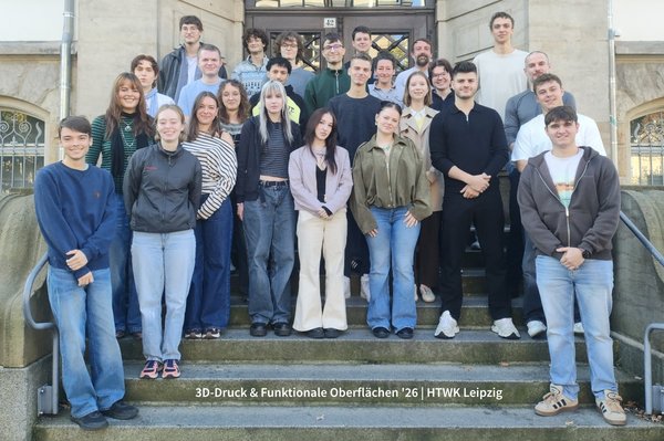 Gruppenfoto der ersten Studierenden des neuen Bachelorstudiengangs 3D-Druck und Funktionale Oberflächen gemeinsam mit Professor Ingo Reinhold (hintere Reihe: 2. v. r.) und Katharina Roeber (hintere Reihe: 3. v. r.) . (Foto: Katharina Roeber) Gruppenfoto der ersten Studierenden des neuen Bachelorstudiengangs 3D-Druck und Funktionale Oberflächen gemeinsam mit Professor Ingo Reinhold und Katharina Roeber. (Foto: Katharina Roeber)