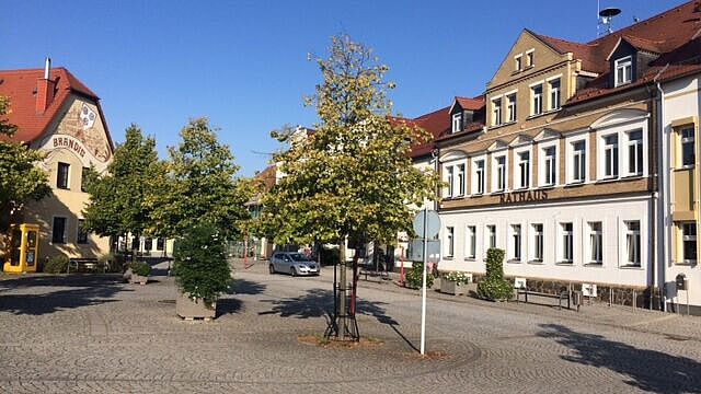 Blick auf das Rathaus und den Marktplatz in der Stadt Brandis.