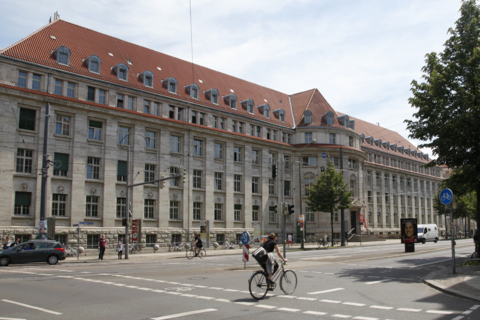 Forschungszentrum Campus (Foto: HTWK Leipzig) Von der anderen Straßenseite seitlich fotografierte Vorderansicht des Forschungszentrums am Campus der HTWK Leipzig. Im Vordergrund ist ein Fahrradfahrer zu erkennen.