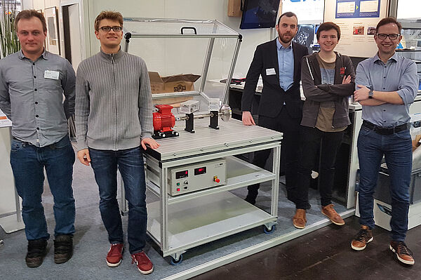 Das Forscherteam Industrielle Messtechnik der HTWK Leipzig stellte auf der Fachmesse einen weiterentwickelten Prototyp eines energieautarken drahtlosen Messsystems vor, das den Zustand von Antriebskomponenten anhand ihres Schwingungsmusters diagnostiziert. 