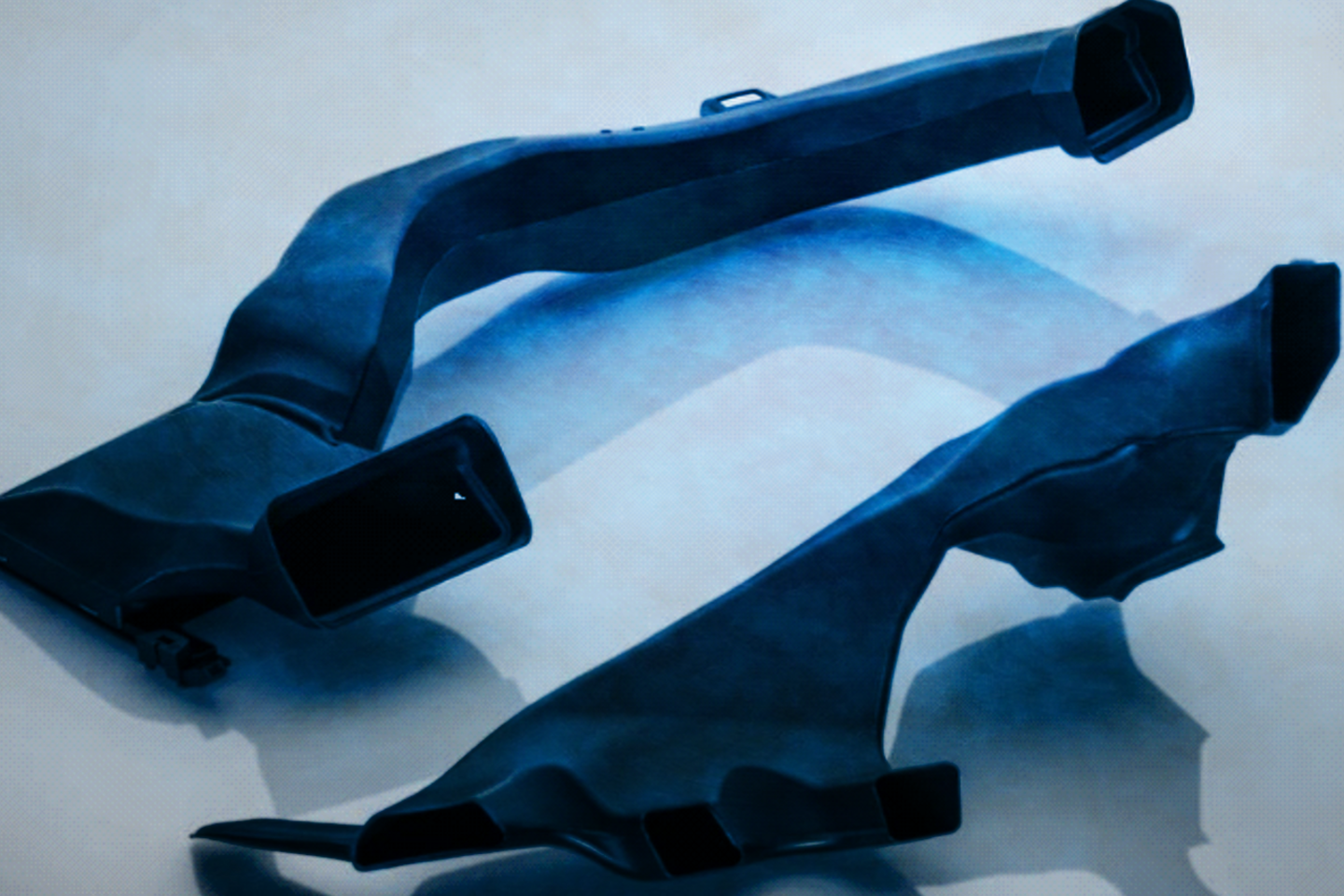 Schwarze Kunststoffteile auf hellem Hintergrund