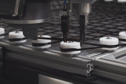 Transferassistent – Mulitaxiale Garnablage Detailaufnahme, wie ein Roboter Carbongarn verlegt