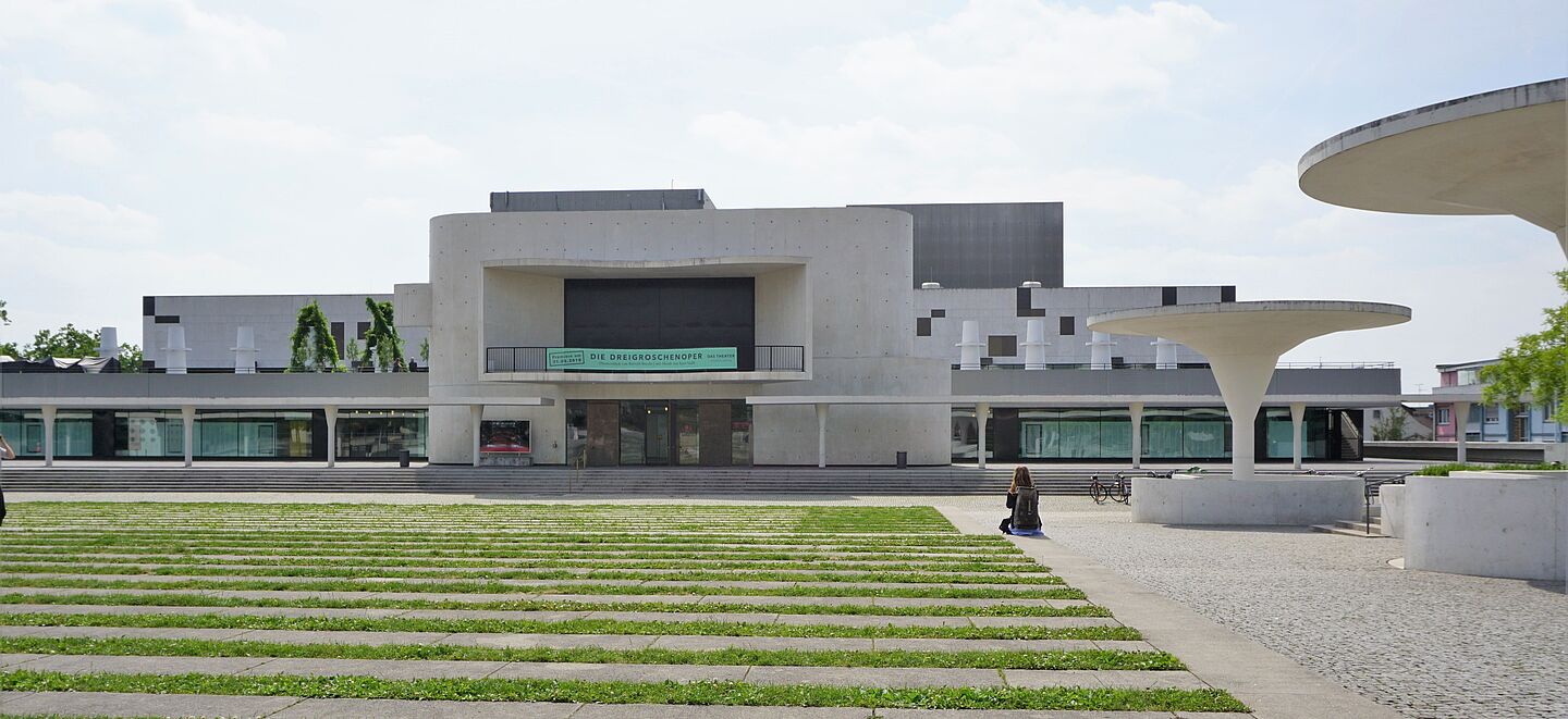 Im Rahmen der Modernisierung entstand beim Staatstheater Darmstadt der neugestaltete Georg-Büchner-Platz. Früher standen hier Autos dicht an dicht (Bild: Prof. Dr. Annette Menting) Im Rahmen der Modernisierung entstand beim Staatstheater Darmstadt der neugestaltete Georg-Büchner-Platz. Früher standen hier Autos dicht an dicht (Bild: Prof. Dr. Annette Menting)