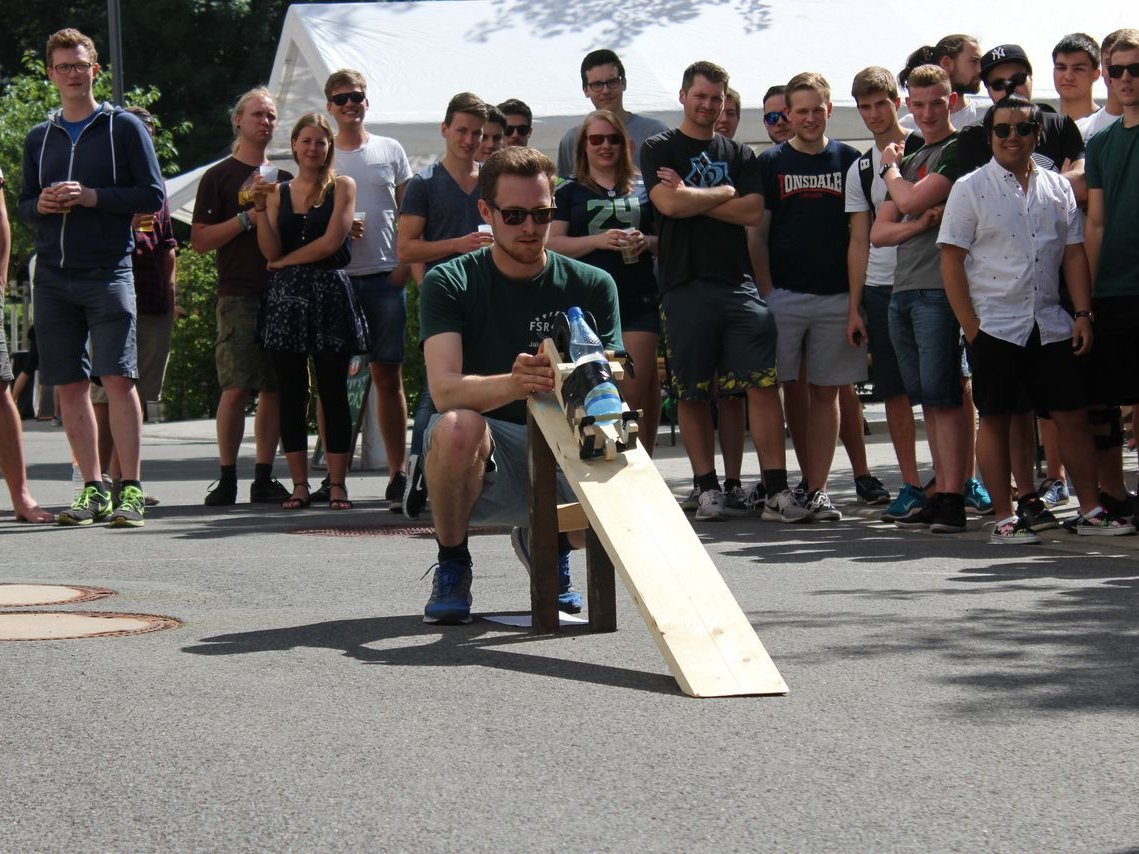 Konstruktionswettbewerb Frontalaufnahme von Studierenden beim Fakultätsfest.