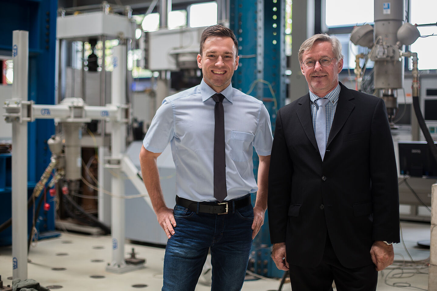 Stefan Käseberg und sein Doktorvater Professor Klaus Holschemacher. (Foto: Robert Weinhold/HTWK Leipzig)