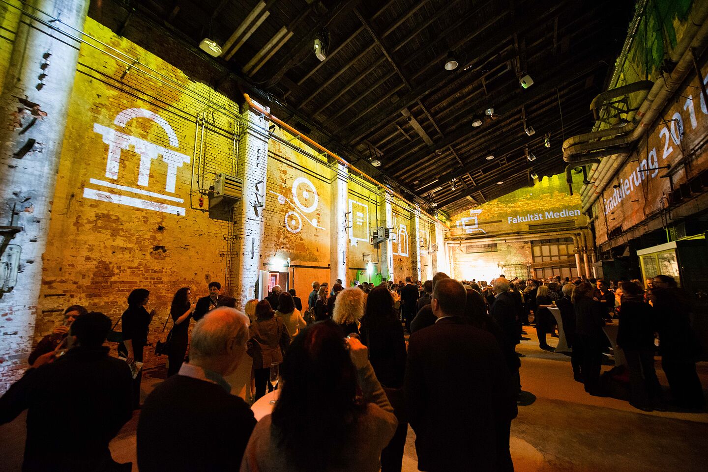 Empfang in der Kesselhalle des Kunstkraftwerks Leipzig bei der Graduierungsfeier der Fakultät Medien 2016. (Foto: Robert Winter/HTWK Leipzig) Empfang in der Kesselhalle des Kunstkraftwerks Leipzig bei der Graduierungsfeier der Fakultät Medien 2016. (Foto: Robert Winter/HTWK Leipzig)