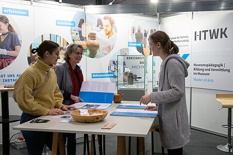 denkmal und MUTEC 2024 drei Frauen stehen an einem Tisch