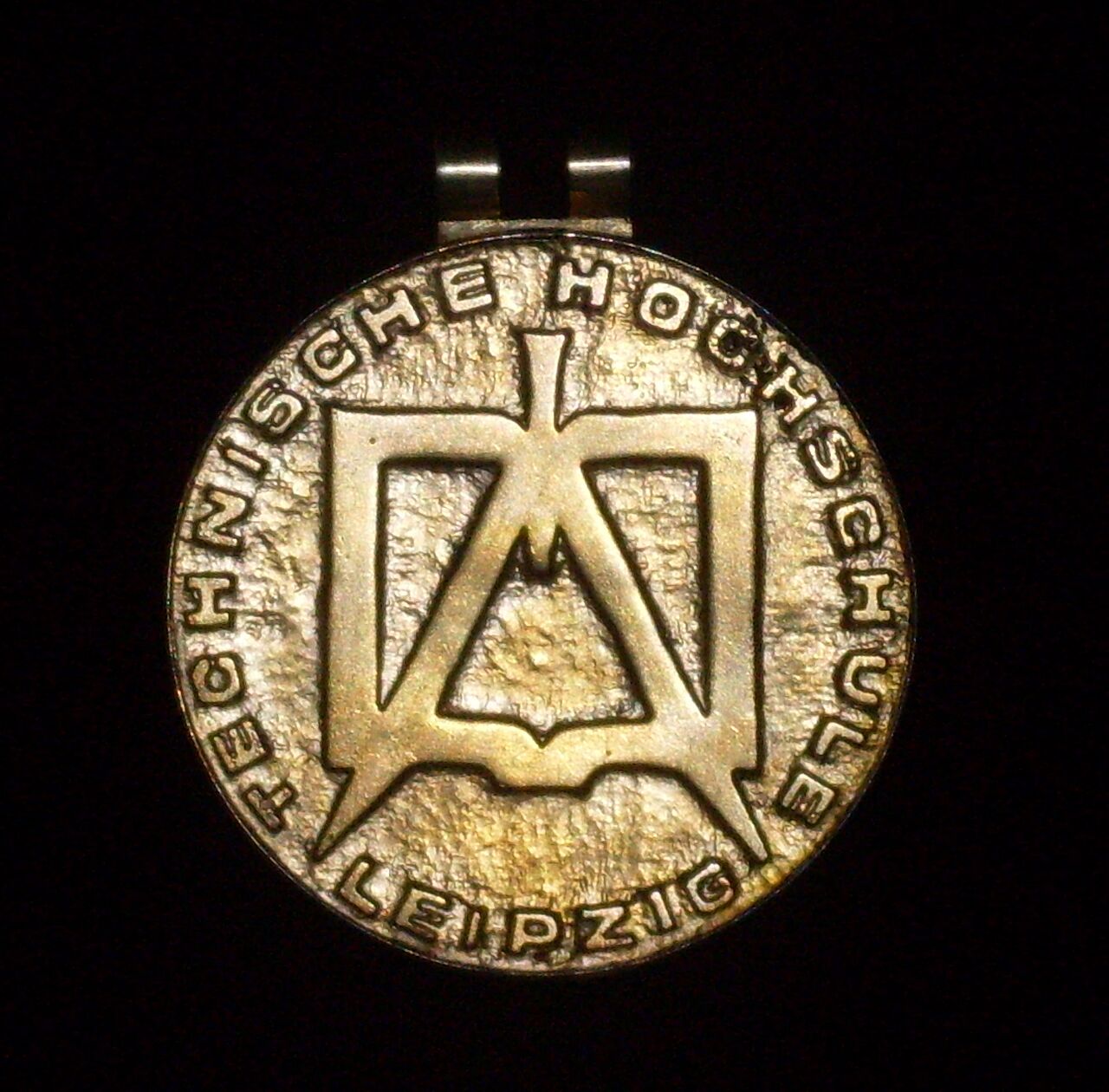 Abbildung des goldenen Medaillons der Rektorenkette der früheren TH Leipzig mit der Inschrift "Technischen Hochschule Leipzig"