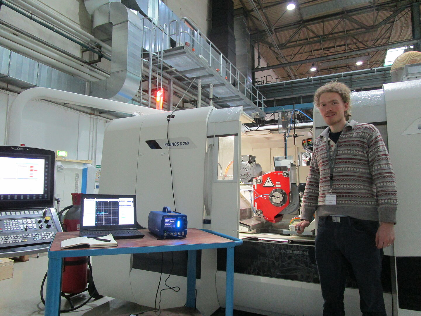 Promovend Raphael Al Diban misst mit optischen Methoden mechanische Schwingungen von Maschinen-Komponente, hier beim Leipziger Unternehmen Schaudt Mikrosa GmbH, das als Partner Testfelder zur Verfügugn stellt. (Foto: Schaudt Mikrosa GmbH) Promovend Raphael Al Diban misst mit optischen Methoden mechanische Schwingungen von Maschinen-Komponente, hier beim Leipziger Unternehmen Schaudt Mikrosa GmbH, das als Partner Testfelder zur Verfügugn stellt. (Foto: Schaudt Mikrosa GmbH)