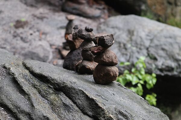 kleiner Steinhaufen liegt auf Felsen