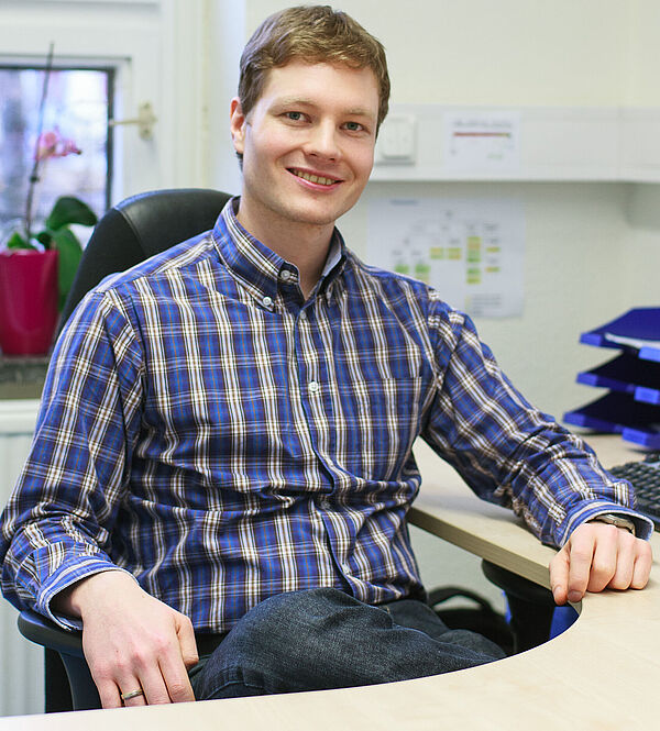 Dr. Robert Brauer (Foto: Johannes Ernst) Dr. Robert Brauer sitzt an seinem Schreibtisch in einem Büro an der HTWK Leipzig
