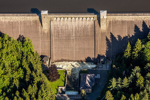 Zu sehen ist die Staumauer und die Hochwasserentlastunganlage der Talsperre Lehnmühle im sächsischen Erzgebirge beim Hochwasser 2013 aus einer Vogelperspektive.