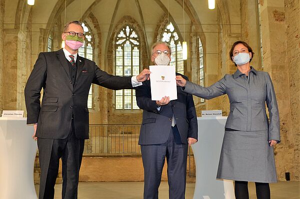 Oberbürgermeister Christian Thieme, Ministerpräsident Reiner Haseloff und Vera Moosmayer vom Bundesministerium des Innern, für Bau und Heimat (v.l.n.r.) bei der Übergabe des Zuwendungsbescheids für das DZZ (Foto: Sophie Schlehahn, Stadtverwaltung Zeitz)