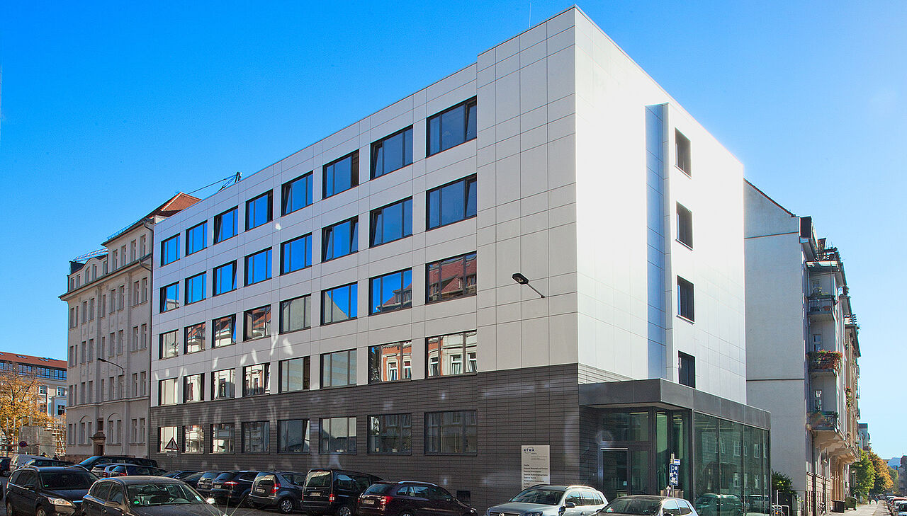 Seitlich fotografiertes Verwaltungsgebäude der HTWK Leipzig in der Eichendorffstraße.