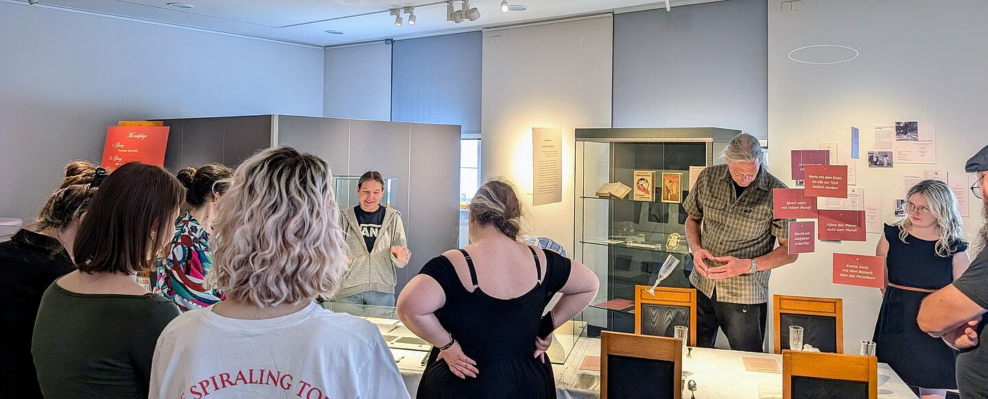 Viele Menschen schauen sich eine Ausstellung an