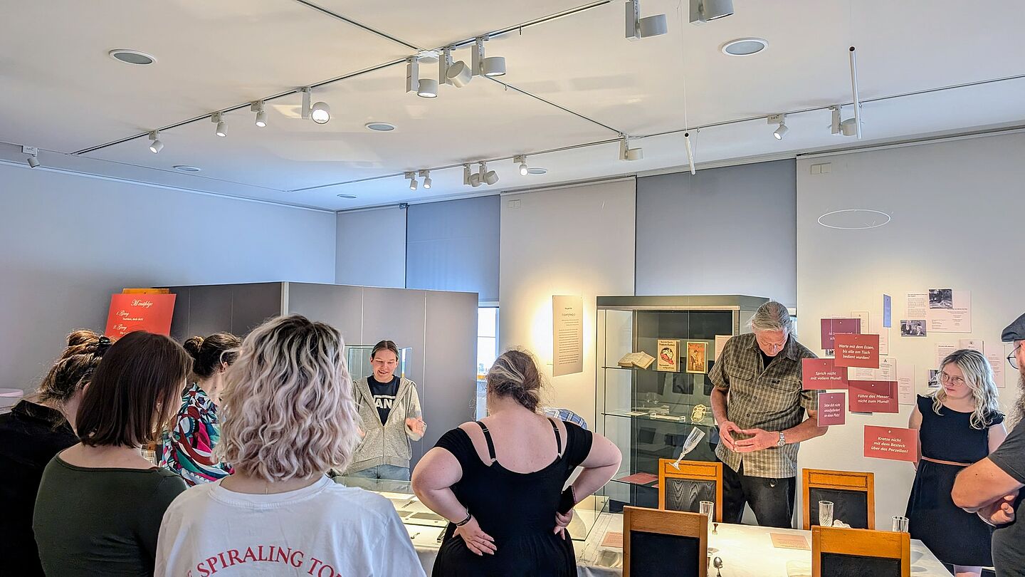 Ausstellung "Wir bitten zu Tisch" Viele Menschen schauen sich eine Ausstellung an