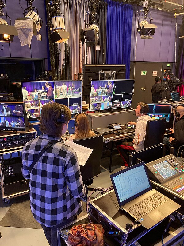 Technikprobe Personen in einem Regie-Raum mit vielen Bildschirmen