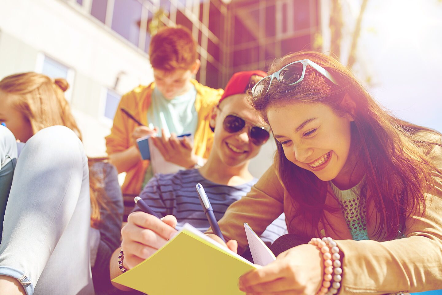 Sommerschule Studierende lernen im Freien bei Sonnenschein