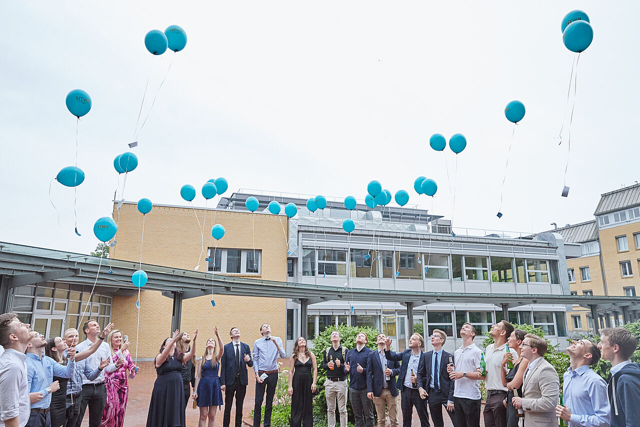 Studierende lassen Luftballons steigen im Innenhof 