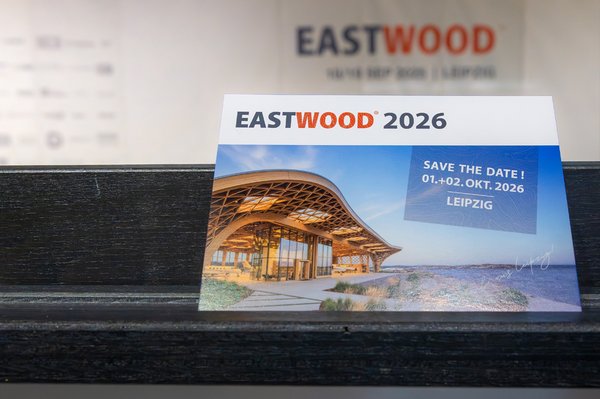 EASTWOOD 2026 eine Werbepostkarte steht im Hörsaal