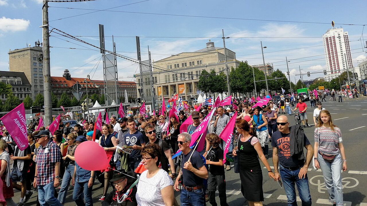 Teilnehmende der Demo „Ein Europa für Alle” überqueren am 19. Mai 2019 in Leipzig eine Kreuzung am Augustusplatz