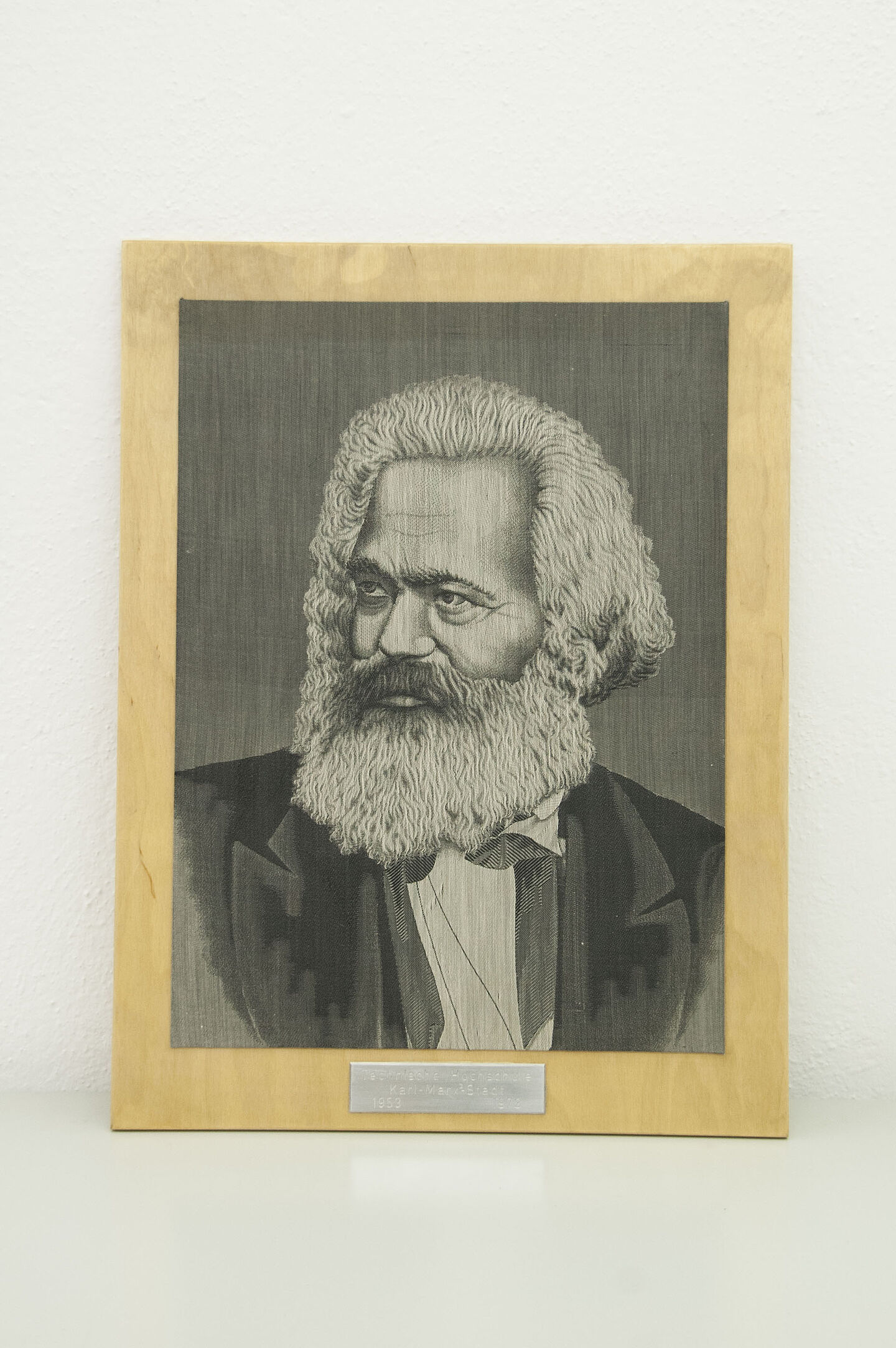 Portrait aus dem HTWK-Archiv (Foto: HTWK Leipzig) Zu sehen ist ein Schwarz-weiß-Portrait eines älteren Mannes mit Vollbart. Er schaut nach links aus dem Bild heraus und lächelt nicht. Unter dem Bild ist eine silberne Plakette angebracht, auf der steht: "Technische Hochschule Karl-Marx-Stadt. 1953 bis 1978.