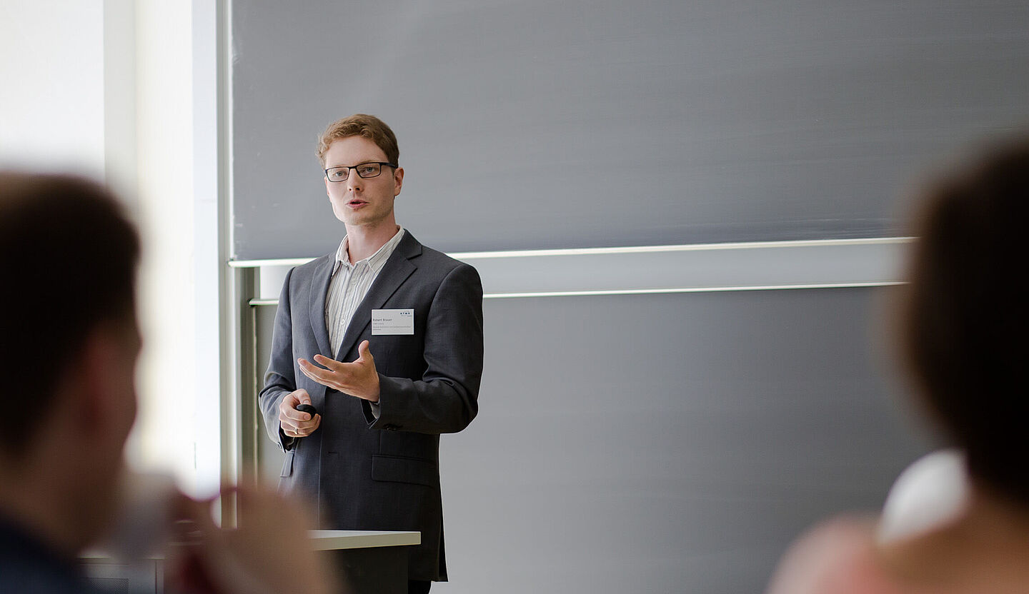 Dr. Robert Brauer als Referent (Foto: Robert Weinhold) Dr. Robert Brauer in einer Lehrsituation in einem Seminarraum