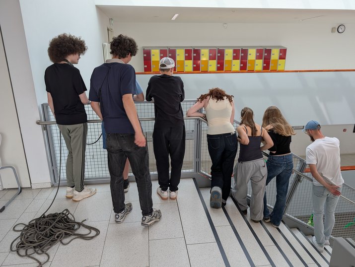 Sport4MINT-Station Aufzug Schüler und Schülerinnen stehen im Treppenhaus und schauen nach unten