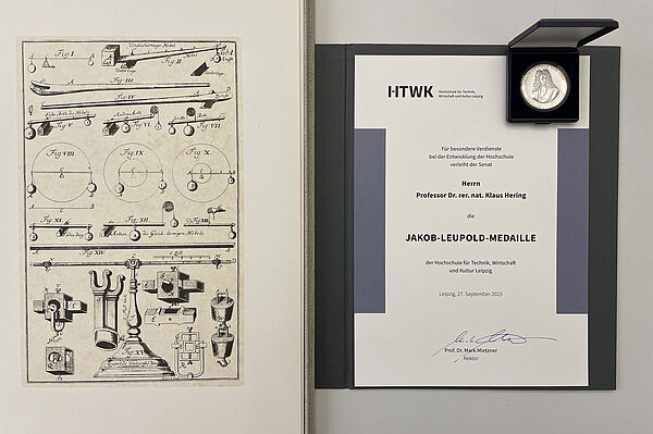 Buch, Urkunde, Medaille
