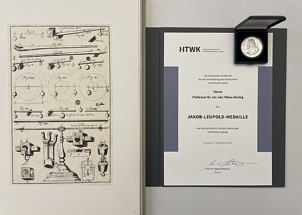 Buch, Urkunde, Medaille