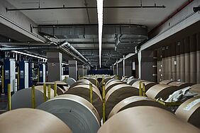 Riesige Papierrollen liegen im Papierlager der LVZ-Druckerei