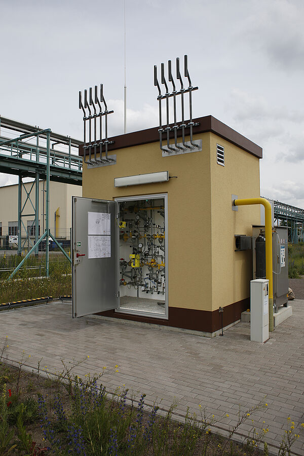 In dem kleinen Häusschen befinden sich hinter der offenen Tür die Gasdruckregel- und Messanlage, rechts daneben im schwarzen Kasten die Odorieranlage und im hinteren Teil die Verbindung zur zentralen Leitstelle (Bild: HTWK Leipzig)
