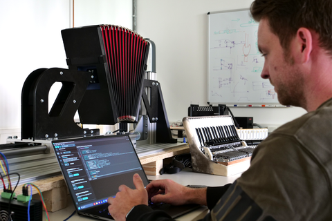 airAkkoLight Forscher untersucht Akkordeon