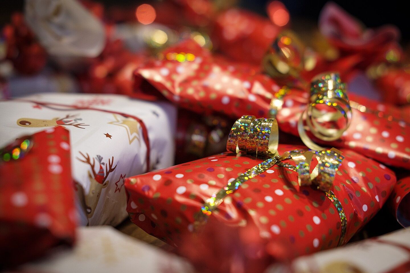 Schön, aber nicht immer nötig: bedrucktes Papier und Kunststoffbänder. (Foto: Bru-nO/pixabay) rot und weiß verpackte Geschenke