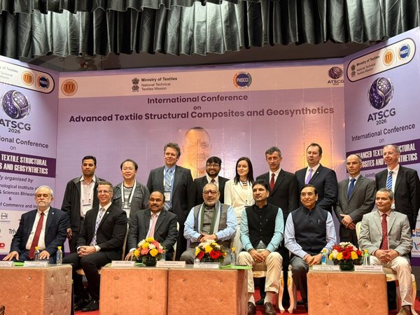 Ehrengäste und Keynote-Speaker der ATSCG 2026 Mehrere Personen sitzen und stehen auf einer Bühne für ein Gruppenfoto